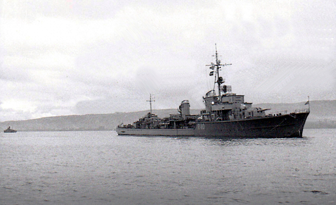 https://i.postimg.cc/3xxF0cdn/HMS-Nonsuch-R-40-1945.jpg