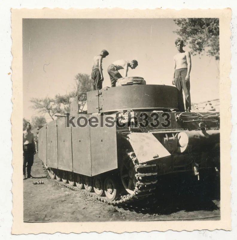 Foto Panzermänner auf Panzer IV der 17 Panzer Div mit Seitenschürzen im Osten