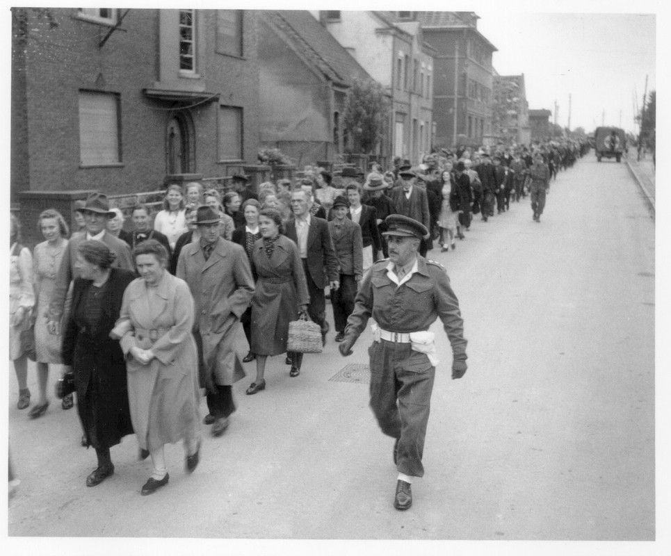 Bergen-Belsen-Visitors.jpg