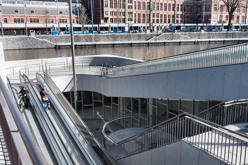 https://i.postimg.cc/430dL1MK/Amsterdam-Parking-Sous-Marin-Sud-Central-Station5.jpg