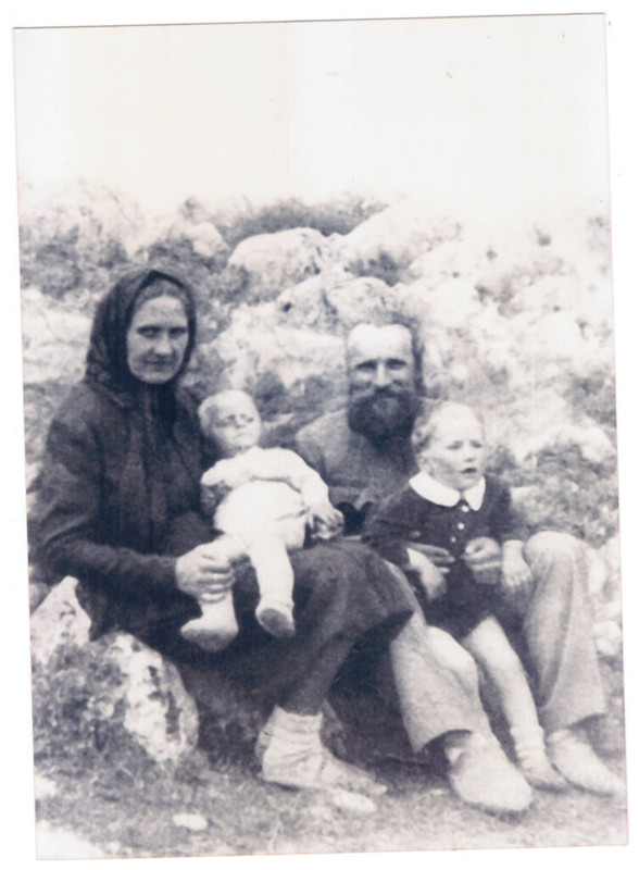 [Слика: 1727778774-Matija-i-Lubo-sa-roditelima-01-753x1024.jpg]