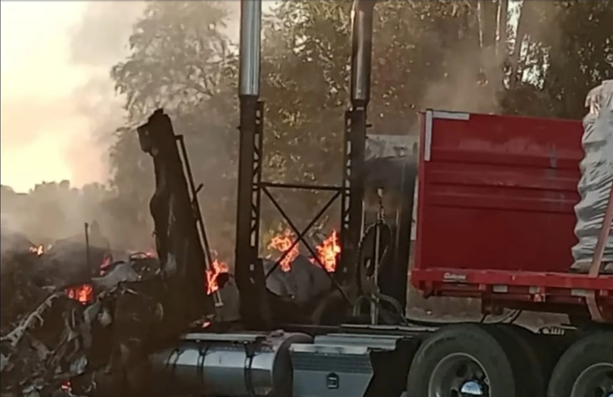 Durante el segundo culiacanazo pobladores rapiñan un camión incendiado