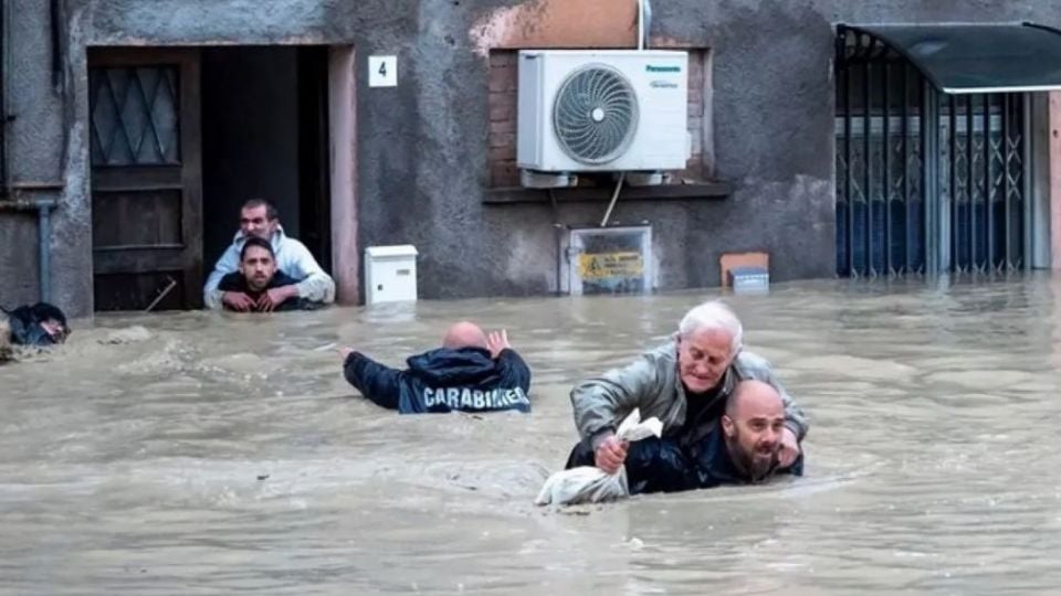 Graves inundaciones dejan un saldo de 15 personas muertas; 36 mil más viven un éxodo en Italia