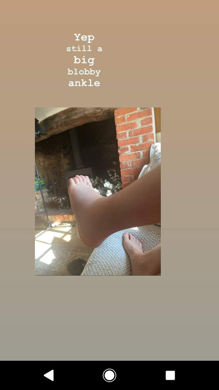 Ellie-Goulding-Feet-4958826