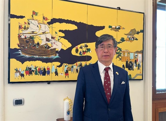Intervista. L'ambasciatore: «Giappone e Santa Sede, uniti per il disarmo atomico» dans Articoli di Giornali e News L-ambasciatore-del-Giappone-presso-la-Santa-Sede-Akira-Chiba-davanti-al-paravento-che-racconta-la