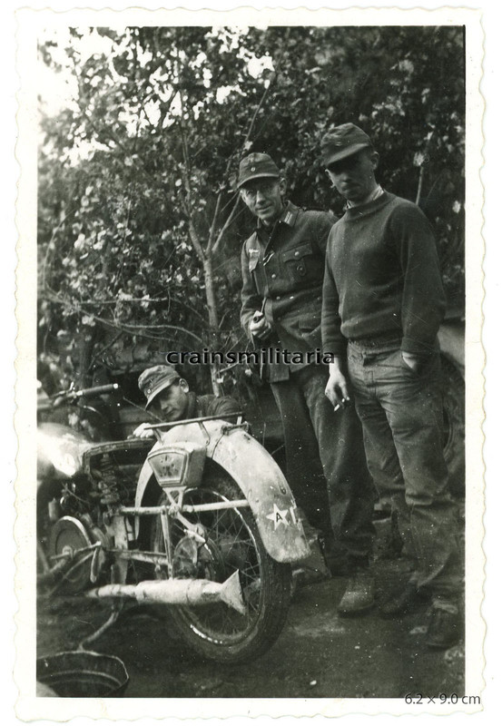 Orig. Foto Heer Kradmelder Mechaniker mit Beute Motorrad m. Wappen 1944