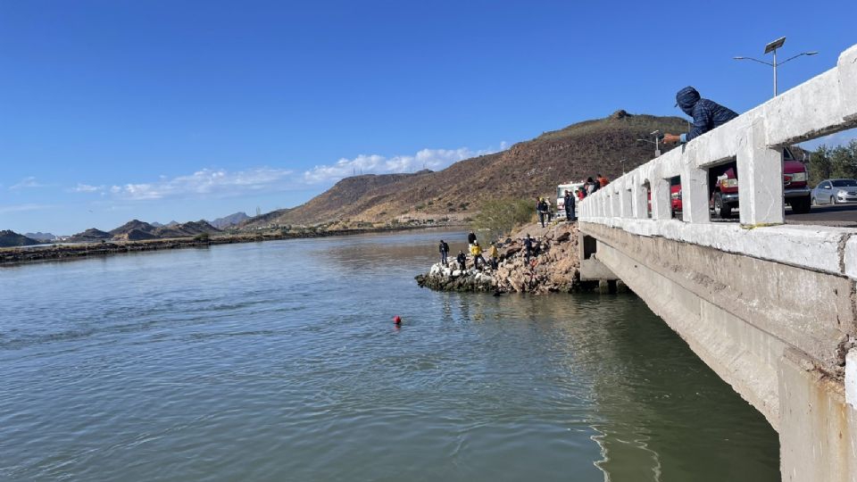 Brutal accidente en Sonora: Camioneta con pasajeros cae al mar; reportan 2 víctimas mortales