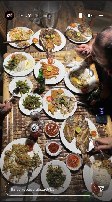 Alessandro Zaccone dan tim pembalap MotoGP 2022 makan nasi putih lauk nasi goreng.