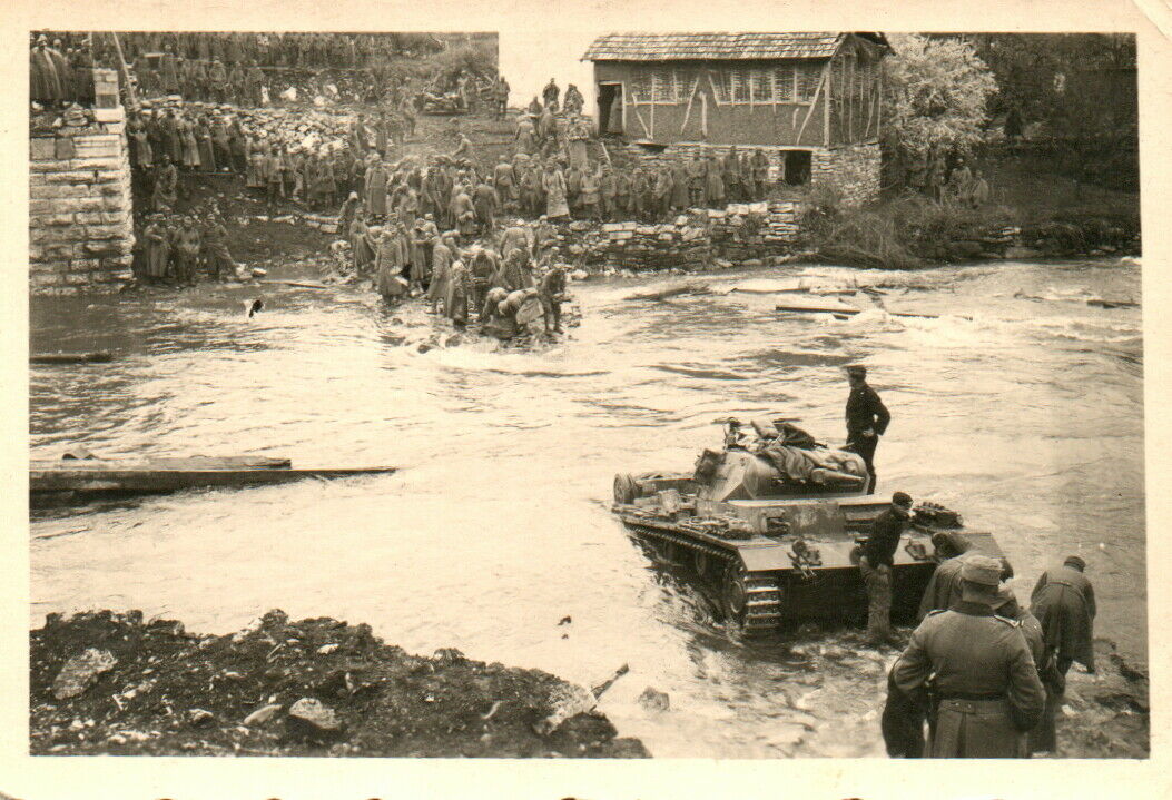 Foto, Flußüberquerung eines Panzers in Frankreich