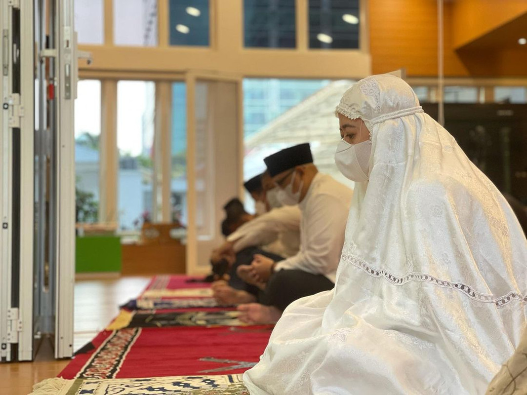Ketua DPR RI Puan Maharani melaksanakan salat Idul Fitri 1442 H di Rumah Dinas Ketua DPR RI, di Jakarta, Kamis (13/5/2021) pagi.
