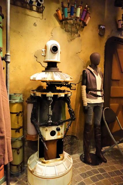 BLACK SPIRE OUTPOST MARKETPLACE, de tiendeo por Galaxy's Edge - DISNEYLAND ~ STAR WARS: GALAXY'S EDGE, LA GUIA (30)