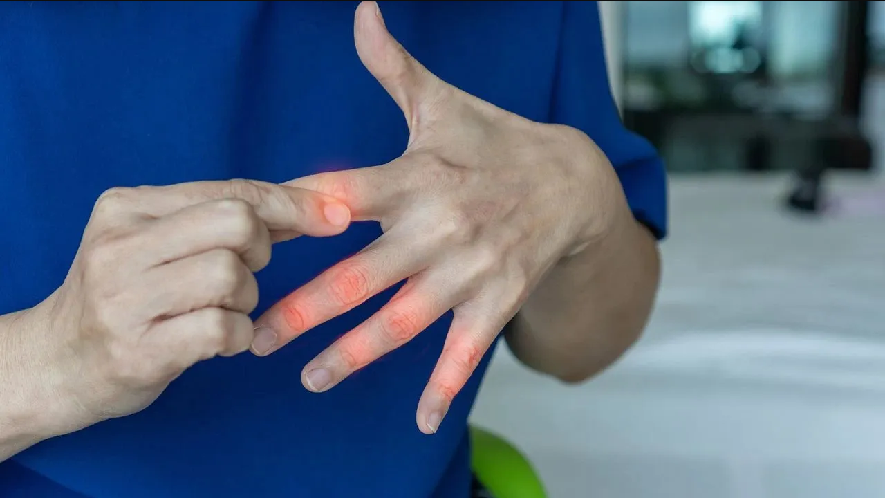 ¿Sientes hormigueo persistente en manos y pies? Podrías ser falta de vitamina B