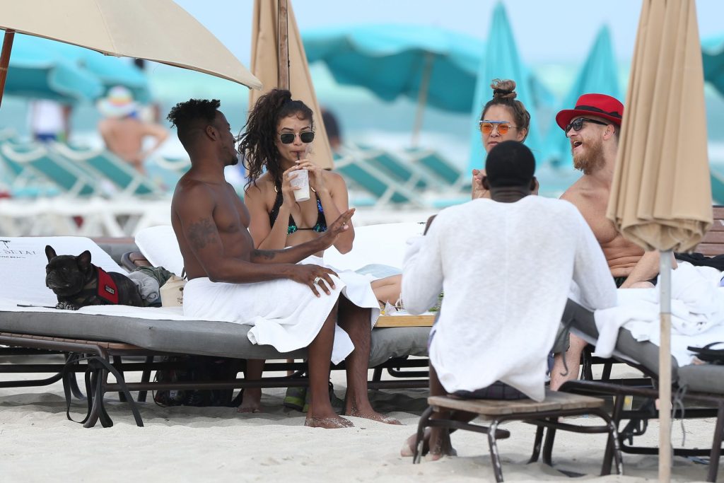 Shanina-Shaik-Upskirt-STARS-com-26