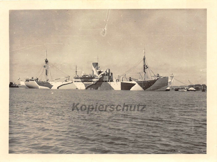 Getarnter Frachter im Hafen Aarhus Dänemark