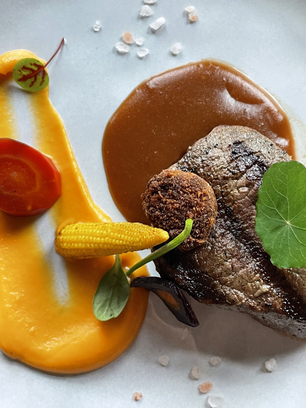 Freelance chef-kok Jamie Kroezen uit Lemmer bereidt gerechten in professionele keuken - Ervaren ZZP kok beschikbaar in Friesland