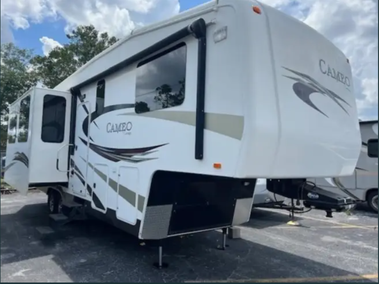 2011 CARRIAGE INC CAMEO 32FWS