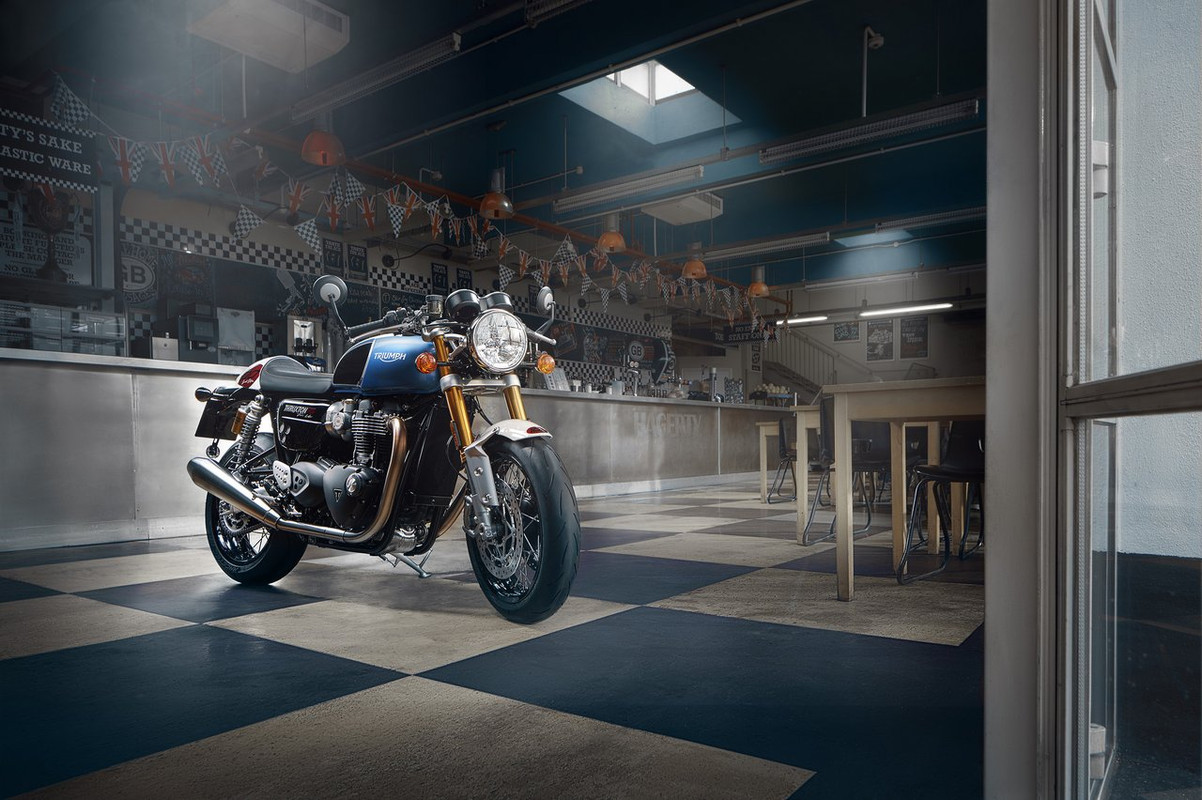 Спецвыпуск Triumph 2022: Street Twin EC1, Thruxton RS Ton Up, 221 Edition Rocket 3 R, Rocket 3 GT