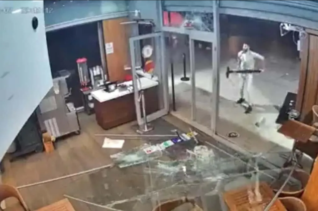 Hombre ataca un Burger King en Turquía por presunto apoyo a Israel (Video)