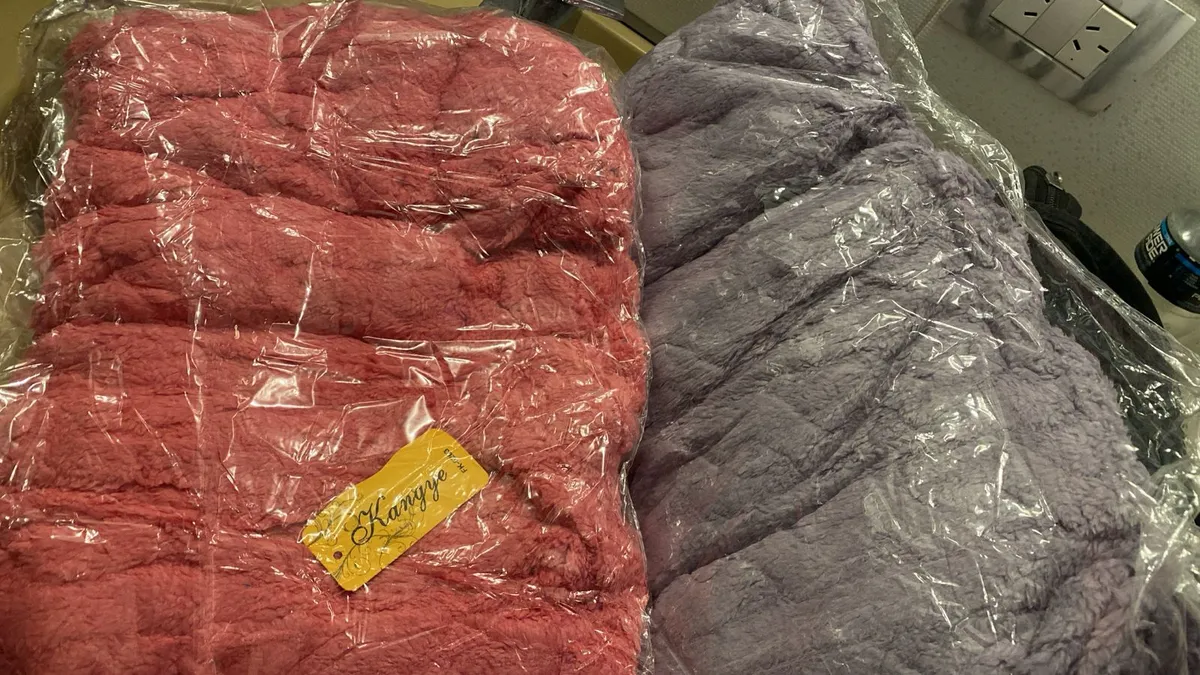 Combo pijama y pantuflas de peluche