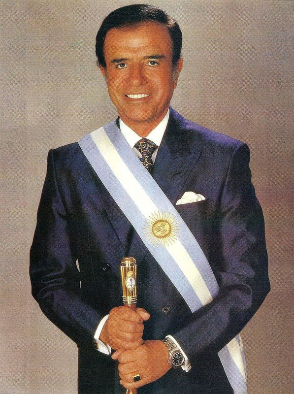1200px-Menem-con-banda-presidencial.jpg