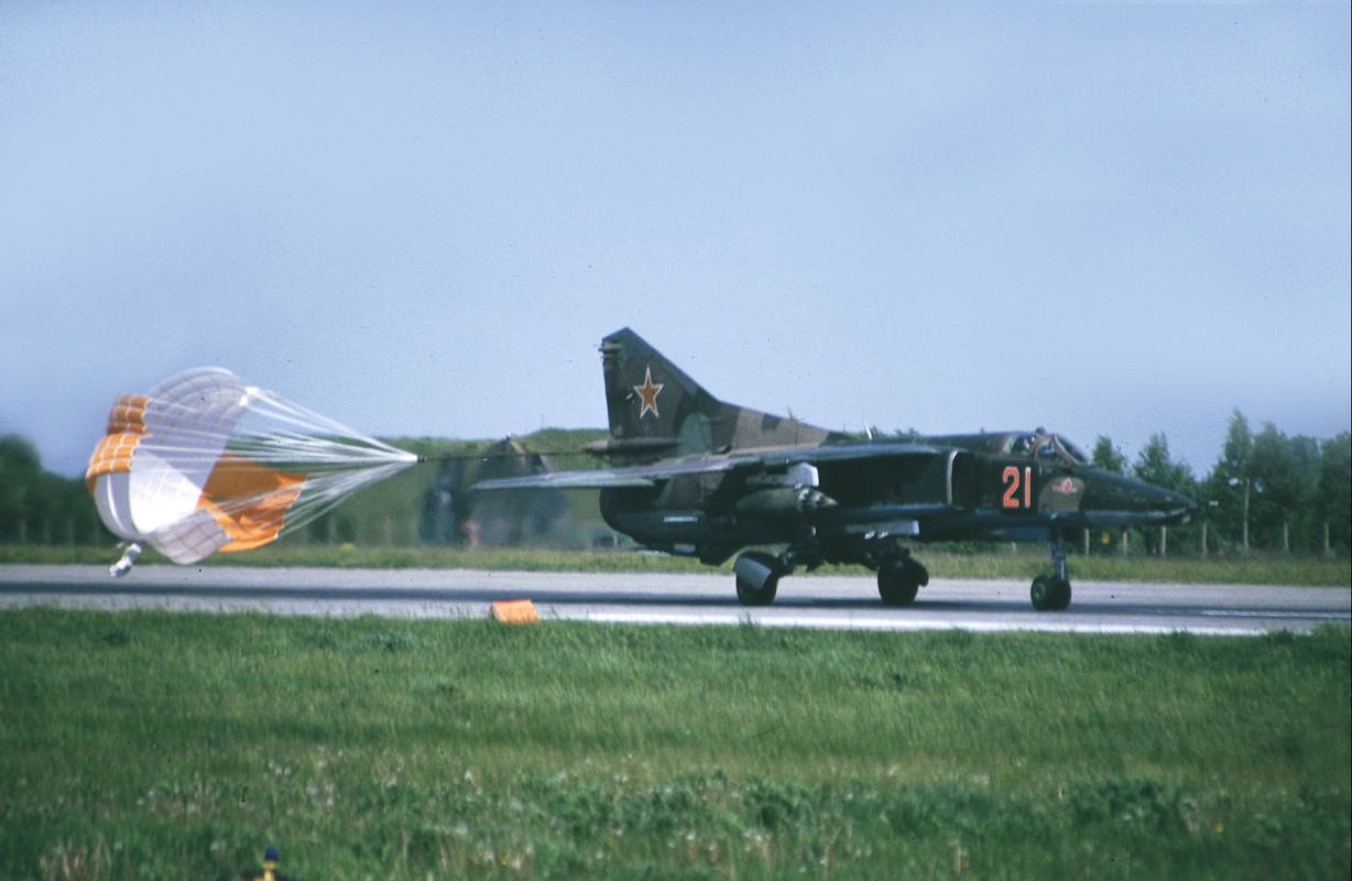 296 APIB Mig-27M 21 Red_83712538600 (5)