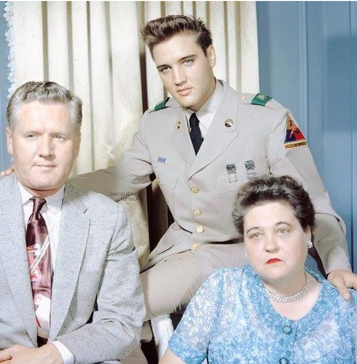 https://i.postimg.cc/43FvkkNh/2021-11-13-08-Elvis-Presley-et-ses-parents-1958.png