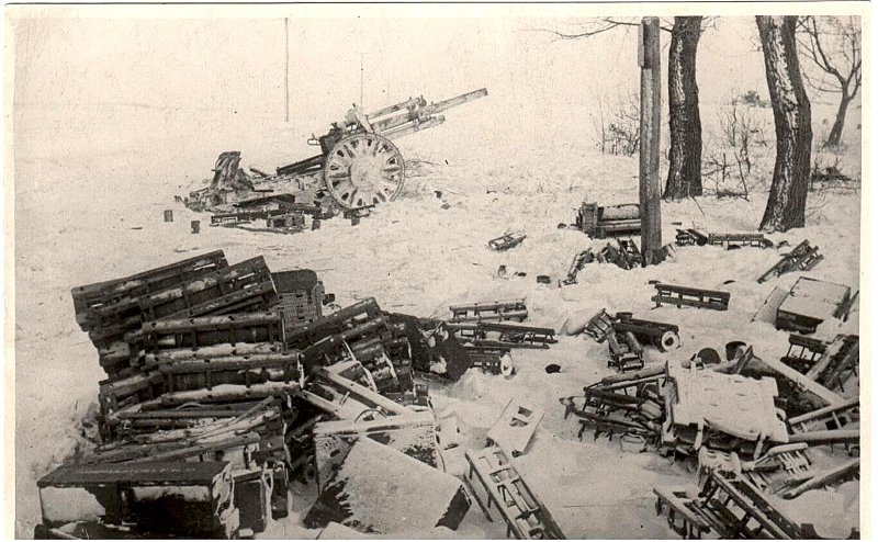 Брошенное немецкое орудие с запасом снарядов при отступлении.1942