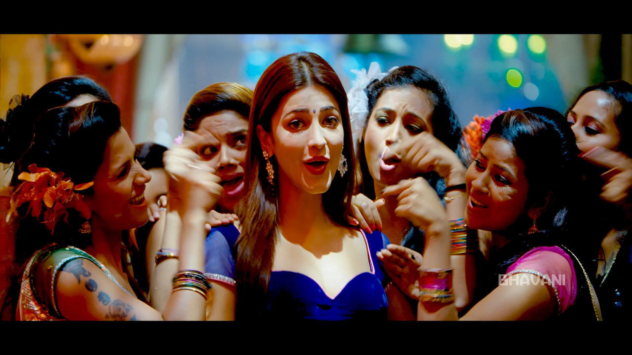 Shruti Haasan From Yevadu Hot Song 4K.mp4_snapshot_00.11.885