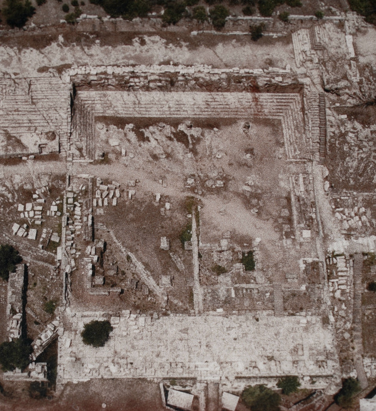 Vista aérea das ruínas do Telestério em Eleusis