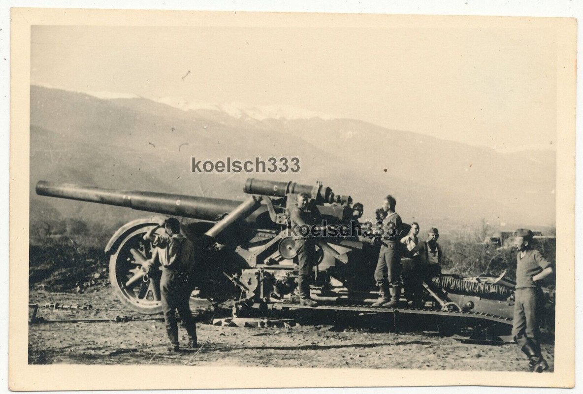 Foto Kanoniere am 21cm Mörser in Feuerstellung auf dem Balkan ! Artillerie !!