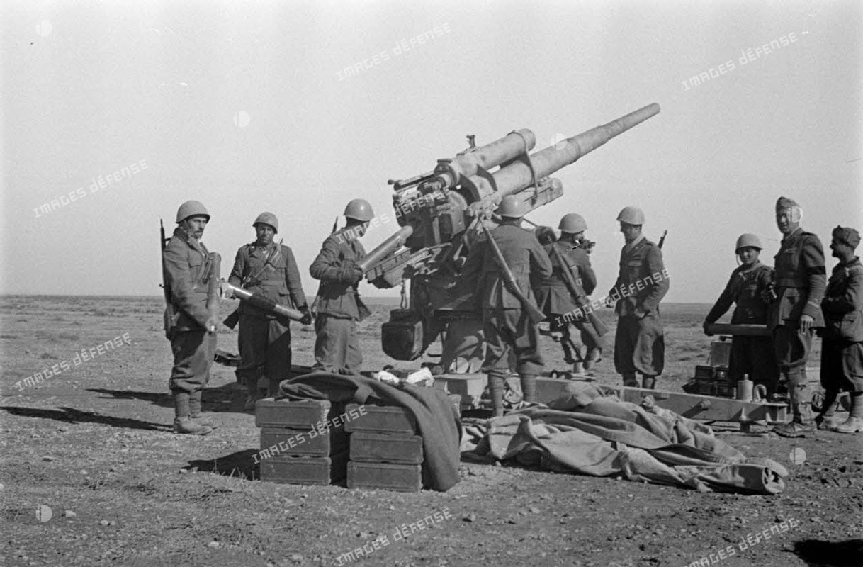 Un canon de 8,8 cm FlaK-18 utilisé par des artilleurs italiens en action.