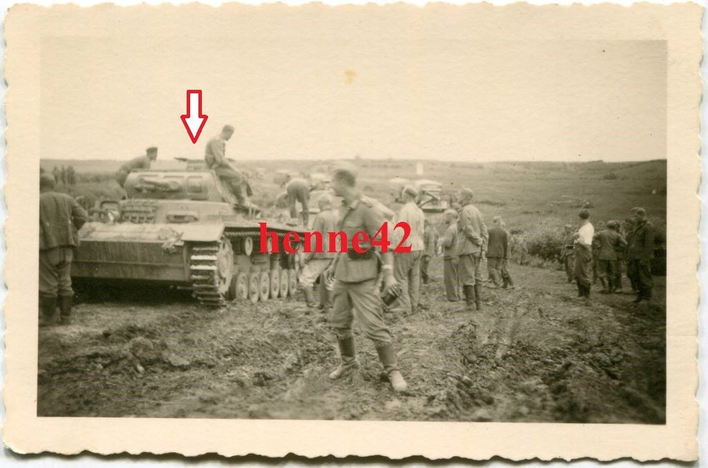 Foto Wehrmacht Dt. Panzer III auf Vormarschstraße an der Ostfron