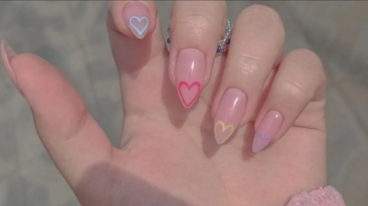 5 diseños de uñas double french en forma de corazón ideal para San Valentín
