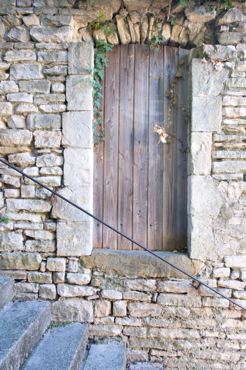Porte donnant en plein milieu d'un escalier