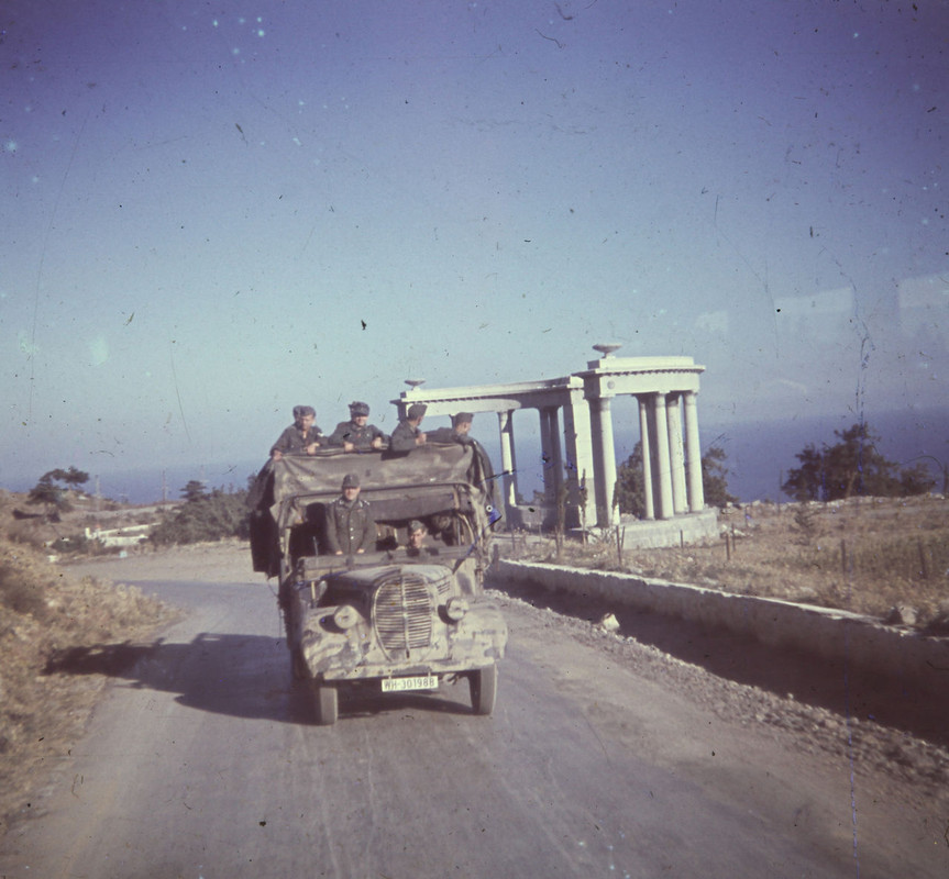 Soldaten fahren in einem Militärfahrzeug ein Küstenstraße entlan