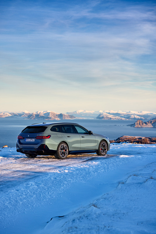 P90537265_highRes_the-new-bmw-i5-edriv