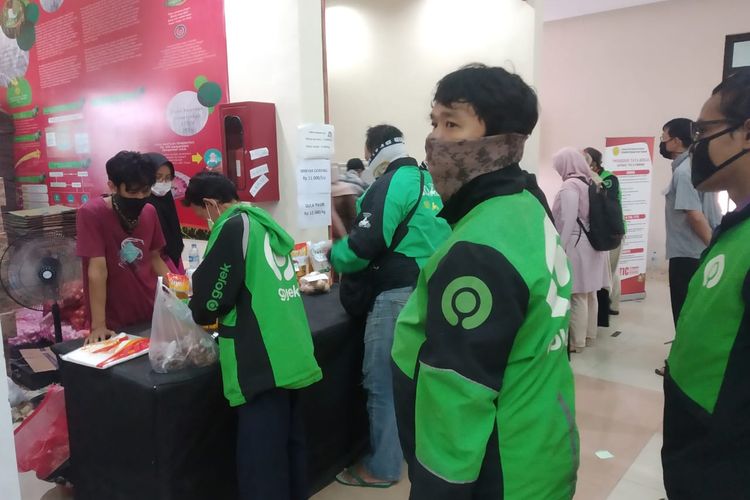 Gojek mengantri mengambil pesanan masyarakat di Toko Tani milik Kementerian Pertanian, Selasa (7/4/2020).