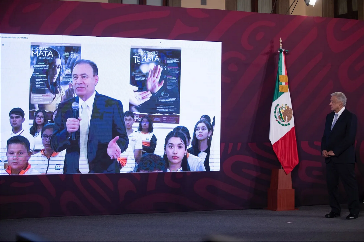 AMLO da banderazo a campaña contra las drogas en secundarias y prepas