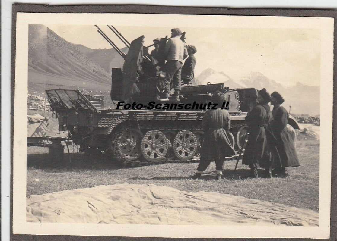 2cm Flakvierling 38 SFL mit Kaukasier im Gespräch i.Kaukasus 1942(2)