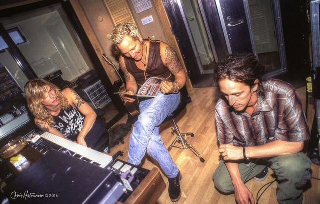 Rarely seen images of Duff, Izzy, Matt in the studio, 1995 Izzymattduff