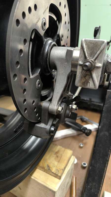 2 Versuch Bremssattel mit Halter von Suzuki GSF 600 Bandit WVA8 (5)