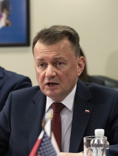 https://upload.wikimedia.org/wikipedia/commons/5/5f/Mariusz_B%C5%82aszczak_2022_%28cropped%29.jpg https://upload.wikimedia.org/wikipedia/commons/5/5f/Mariusz_B%C5%82aszczak_2022_%28cropped%29.jpg