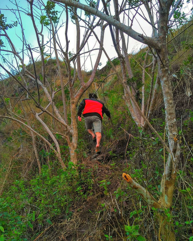 Seorang pengunjung yang tengah menaiki jalur menuju Puncak Gunung Kukusan