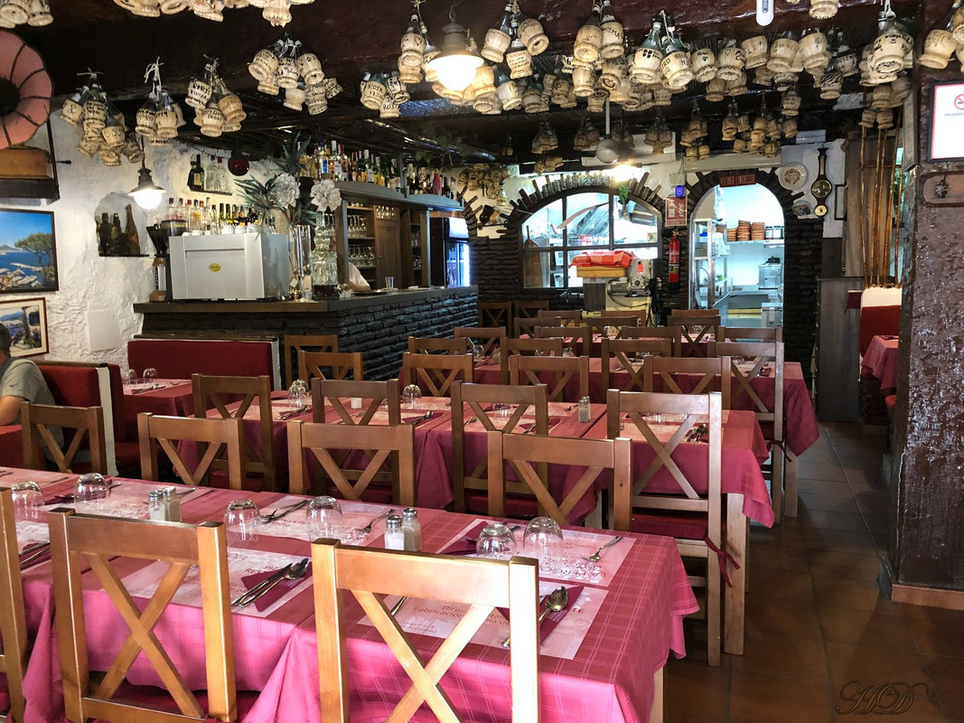 restaurant-spain-bottles-HD.jpg