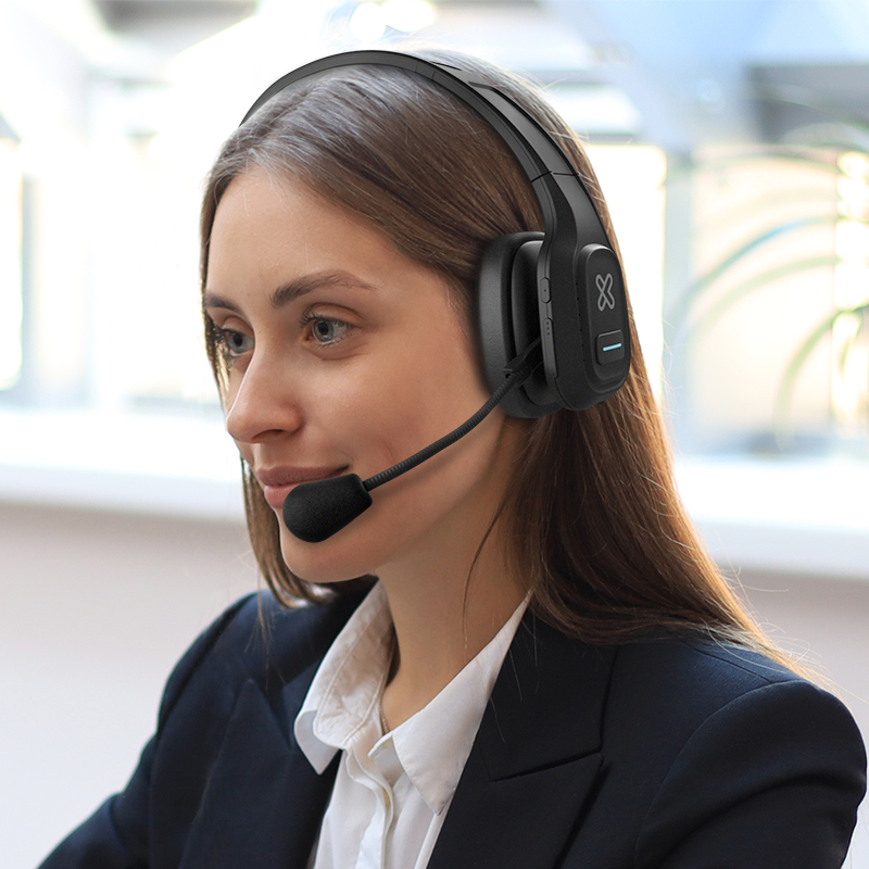 Audífono monoaural inalámbrico Klip Xtreme VoxCom con micrófono de alta calidad.