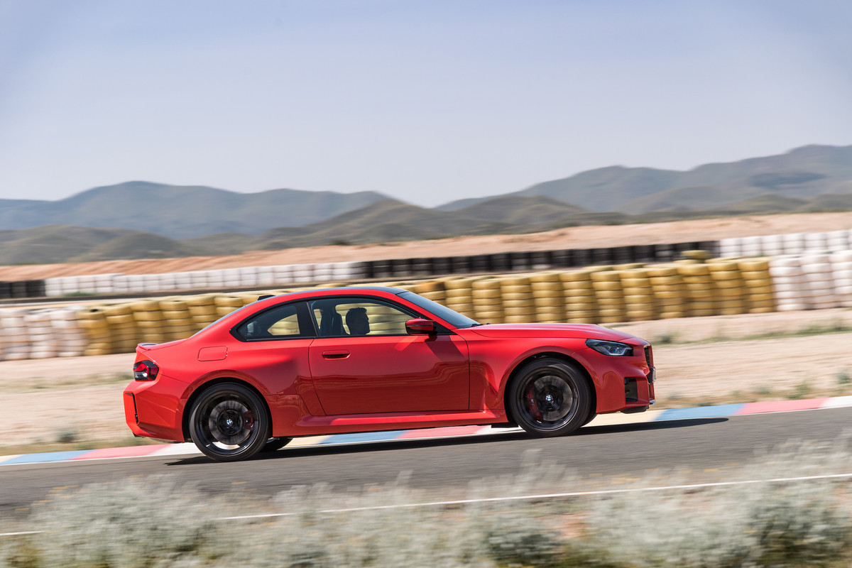 P90482756_highRes_the-all-new-bmw-m2-r