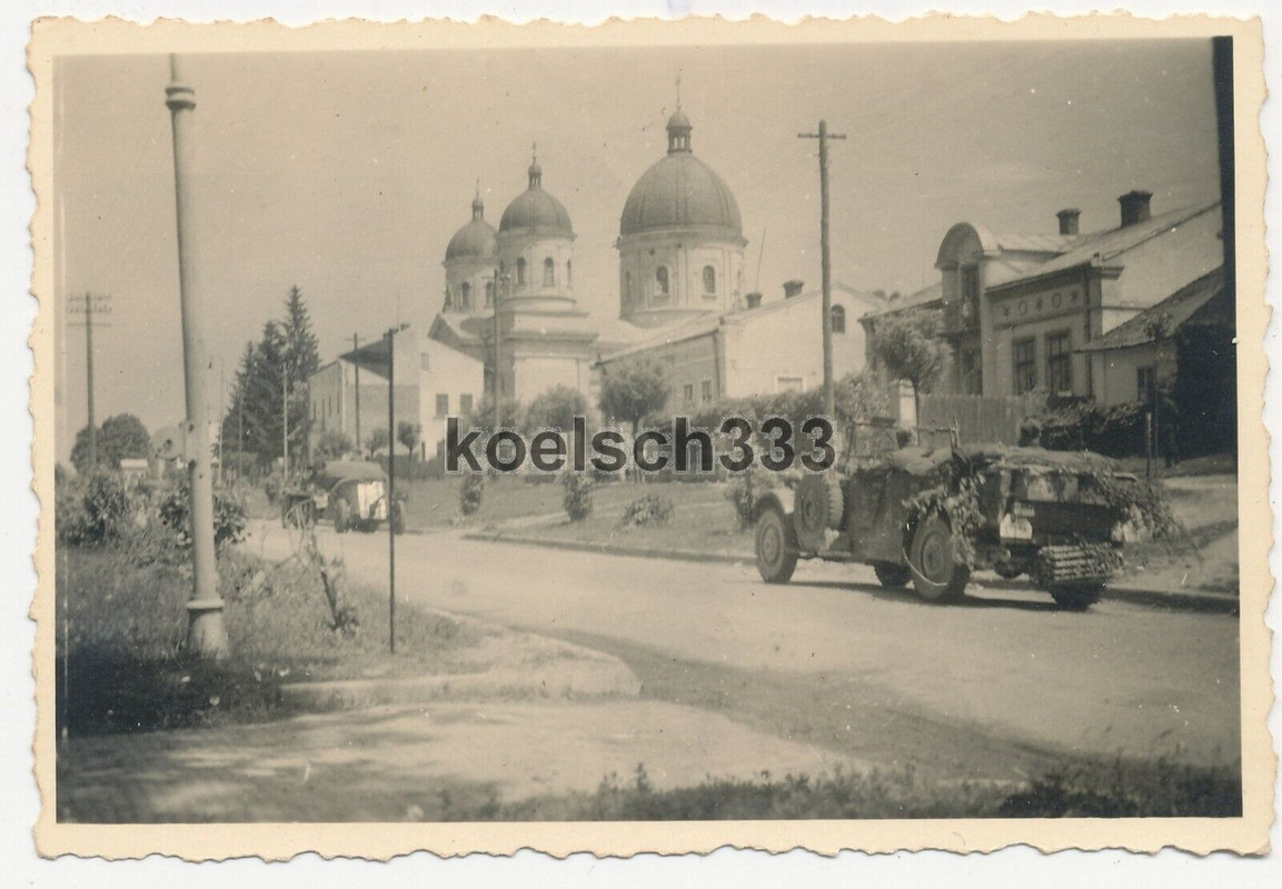 Foto Kübelwagen PKW der Wehrmacht vor einer Kirche im Osten Ukraine Russland