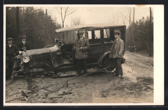 Foto AK Auto nach Unfall mit zerstoerter vorderer Achse und fehlenden Vorderraedern 1927