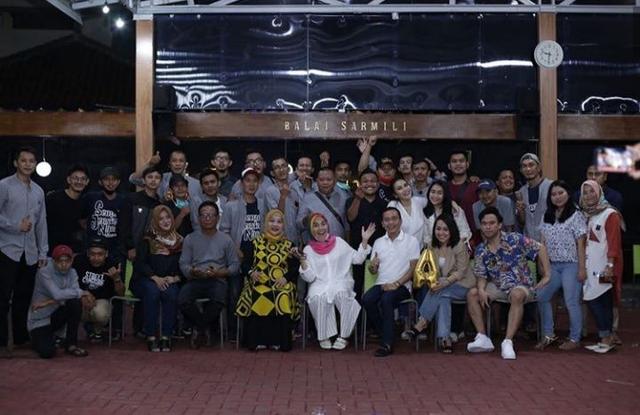 Ucapan selamat diberikan para kerabat kepada Ayu Ting Ting