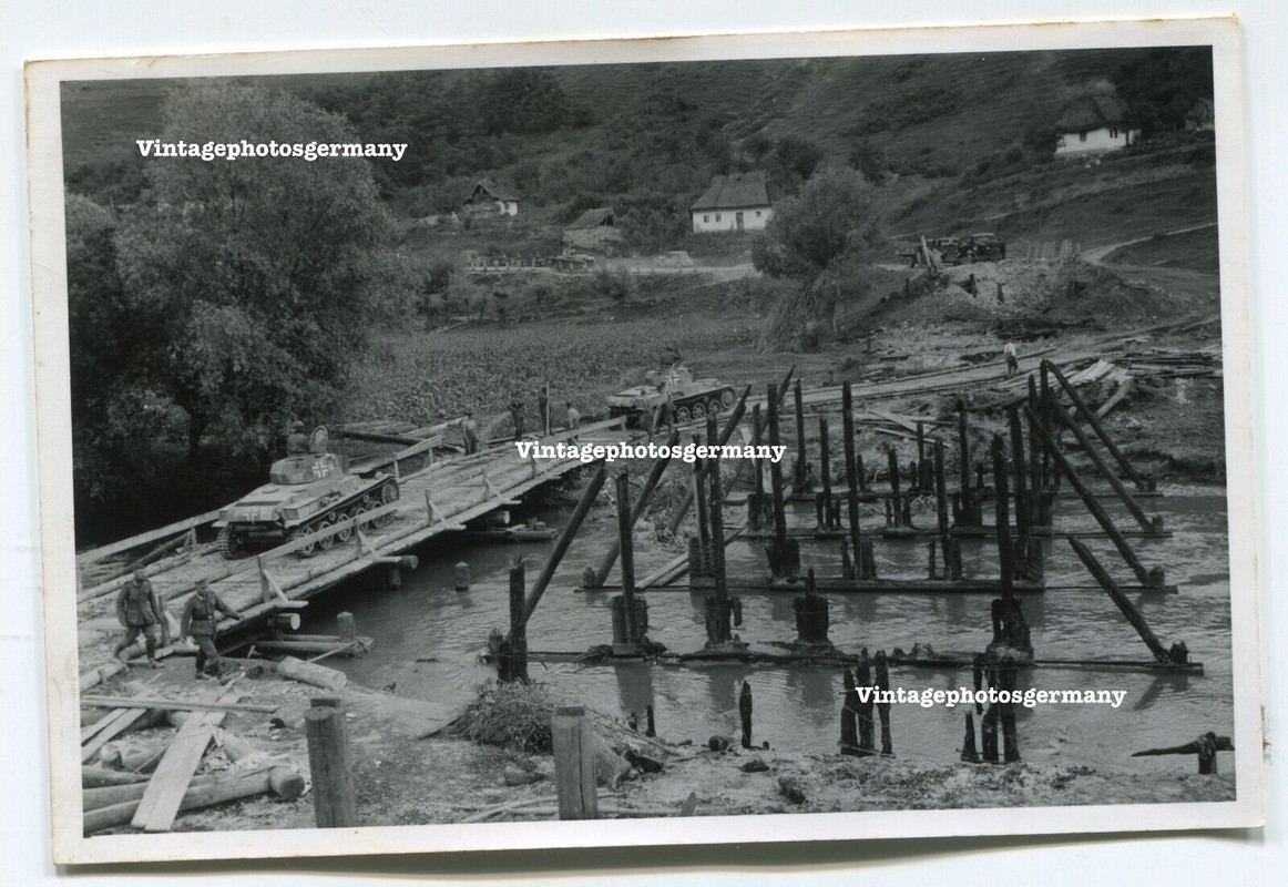 Foto Balkan Ungarische Beute - Panzer 38M Toldi mit Balkenkreuz